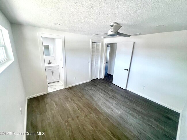 Building Photo - 620 Poinsetta Dr
