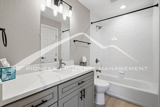 Building Photo - Spacious Condo with Washer/Dryer and Central AC