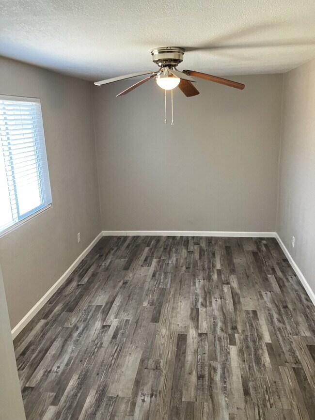 Building Photo - Newly renovated 1 Bedroom