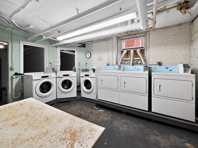 Building Photo - 122 W 39th St