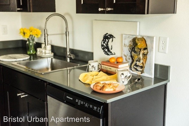 Primary Photo - 3020 SE Waverleigh Blvd