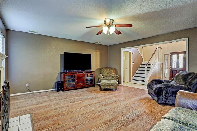 Building Photo - 3911 Spring Garden Dr