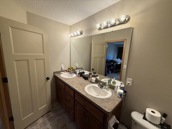Building Photo - Roomy four-bed three-bath + loft townhome ...