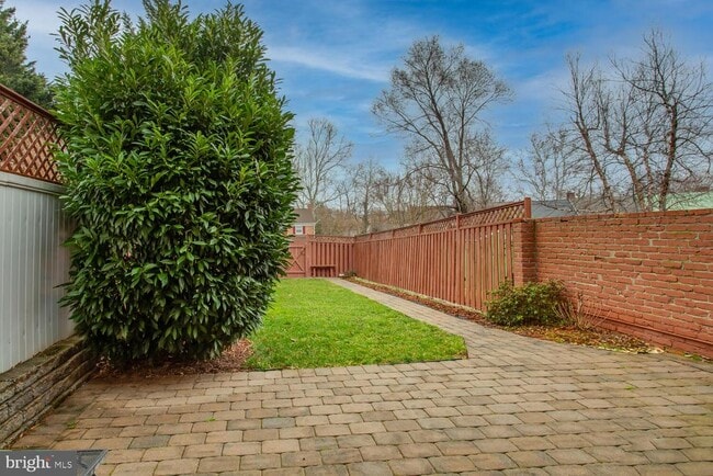 Building Photo - 6063 Hardwick Pl