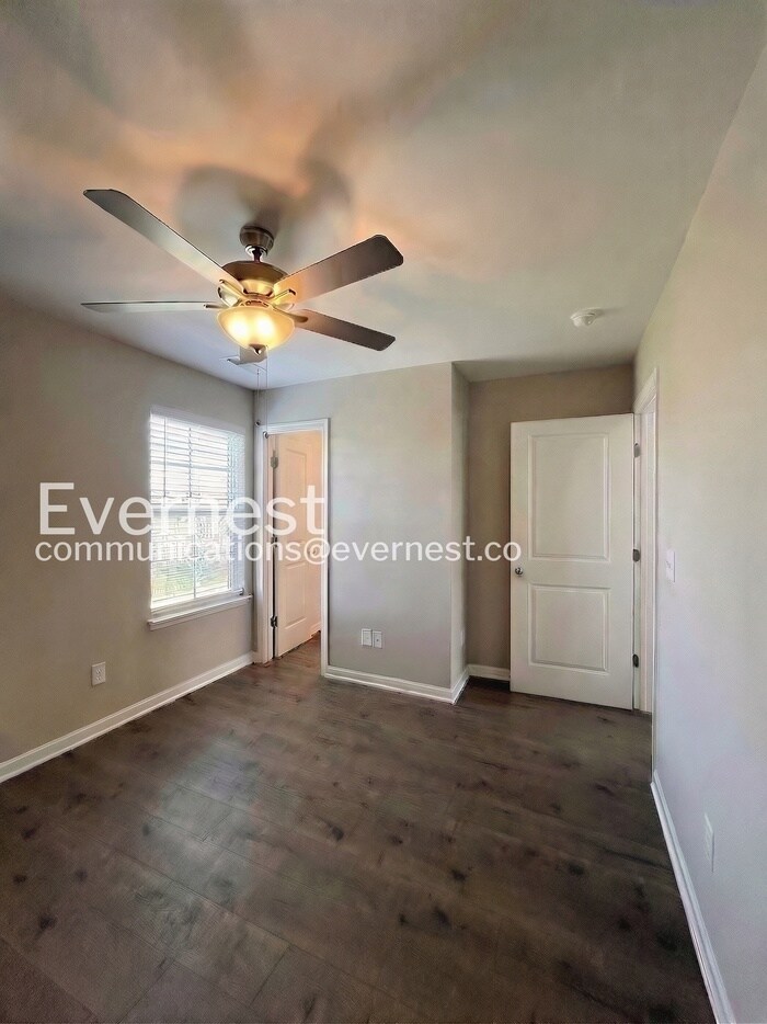 Building Photo - 227 Tara Ct