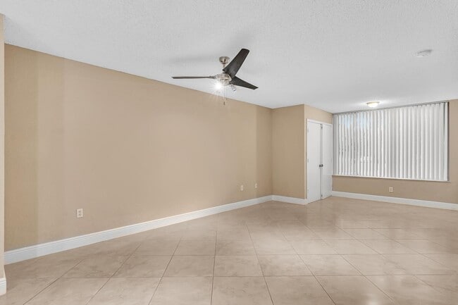 Building Photo - 2831 N Oakland Forest Dr