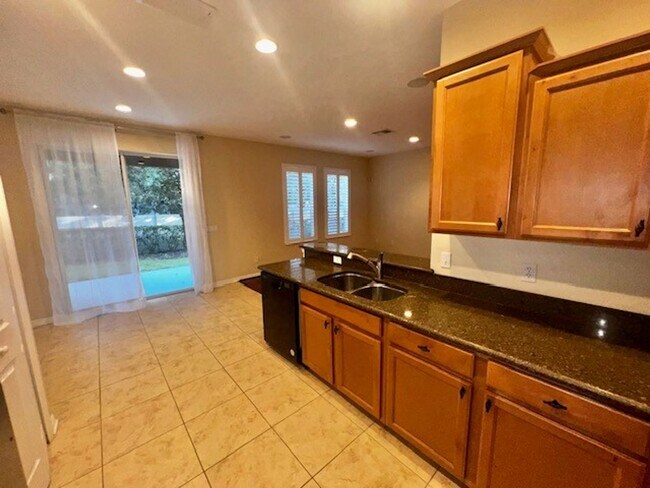 Building Photo - MOVE IN MAY-OVIEDO RENTAL!BEAUTIFUL 3 bd 2.5 bath townhome! 2 CAR ATTACHED GARAGE!FRESH PAINT!