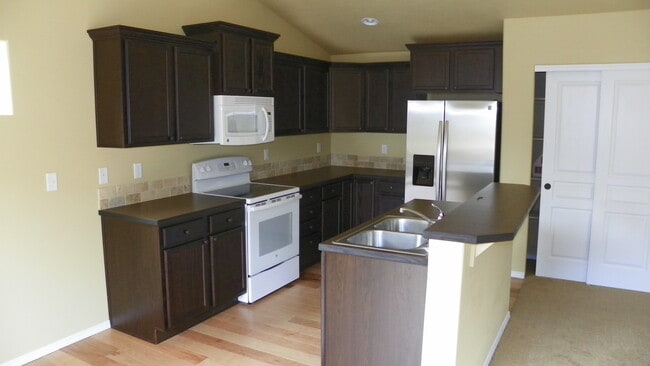 Primary Photo - NE 3 Bdrm Home, All Appliances, Gas Heat, ...