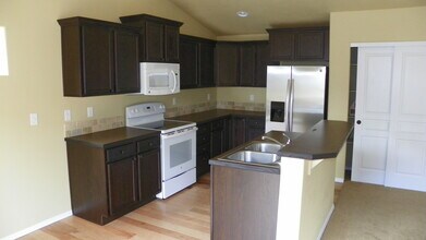 Building Photo - NE 3 Bdrm Home, All Appliances, Gas Heat, ...