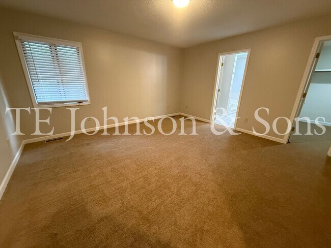 Building Photo - Charming 3 Bedroom Home Near Country Club ...