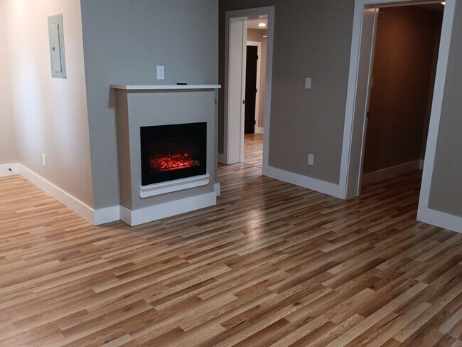 Building Photo - 3 Bedroom, 2 Bathroom Home! Schedule a Showing!