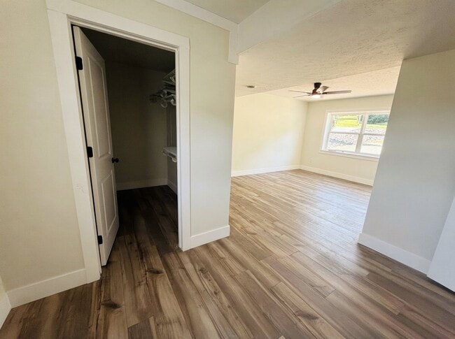 Building Photo - 346 Valley View Dr