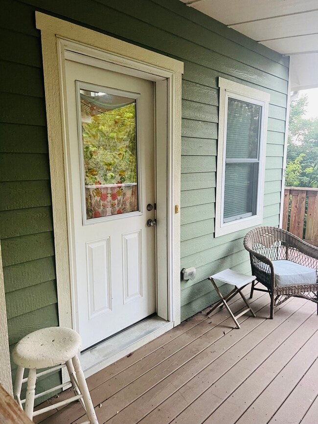 Building Photo - 567 W King St