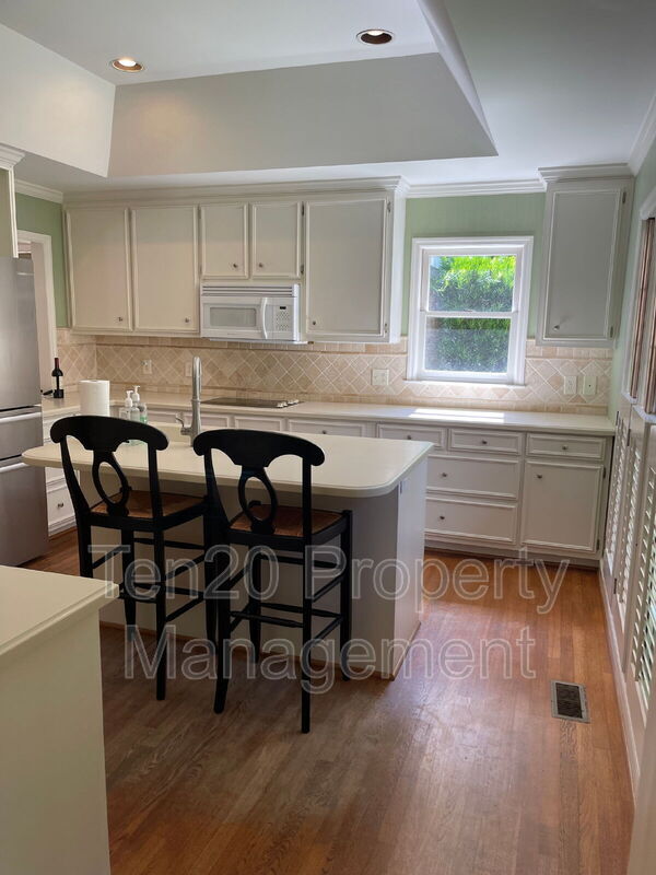 Building Photo - 1544 Glencoe Dr