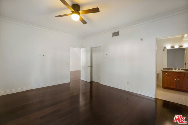 Building Photo - 851 N San Vicente Blvd