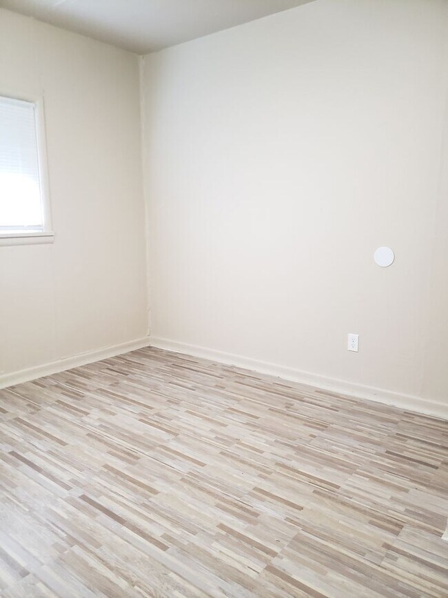 Building Photo - Cozy 1 bed, 1 bath house! Centrally located with washer & dryer!