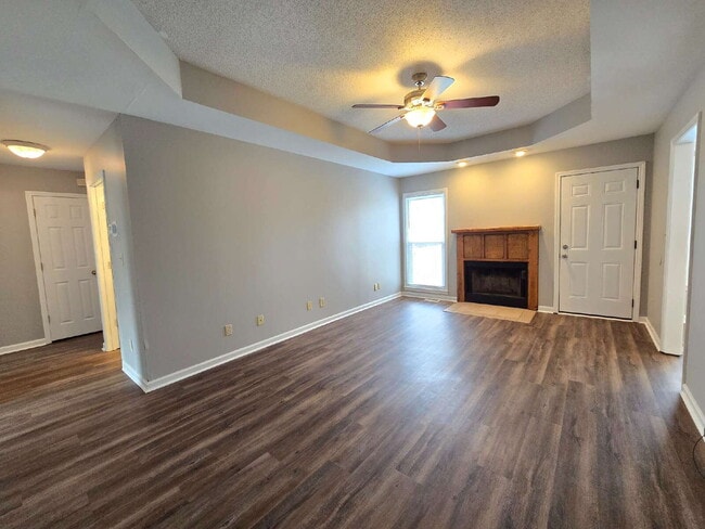 Building Photo - 1729 Crestview Dr