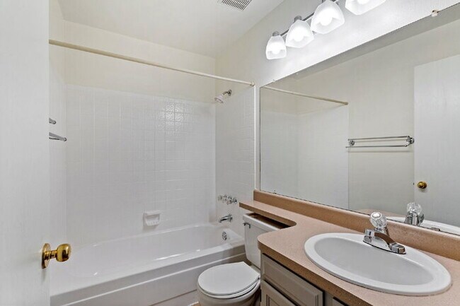 Building Photo - Stylishly Renovated 4-Bed Tri-Level in Roc...