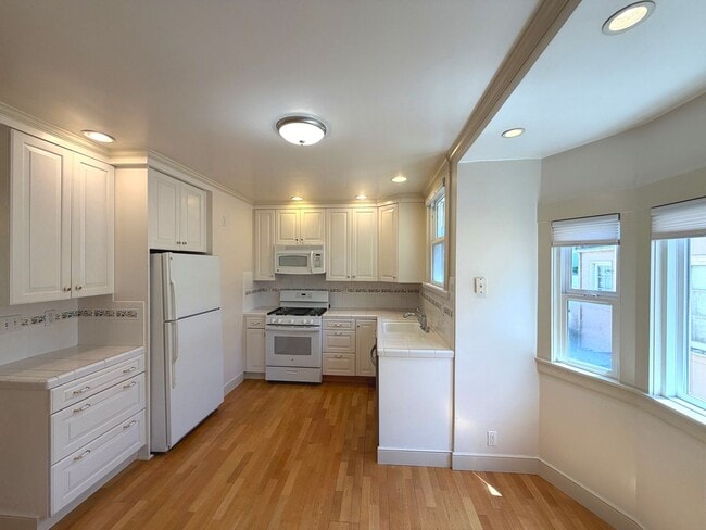 Building Photo - UPDATED BRIGHT HUGE 1650sf 2BR/1BA+BONUS Home Balboa Terrace LOTS of Natural Light AVAILABLE NOW