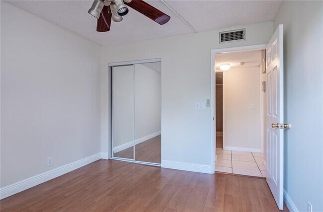 Building Photo - 9410 Live Oak Pl