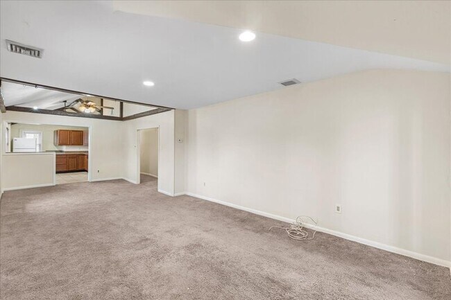 Building Photo - 127 E Pine St