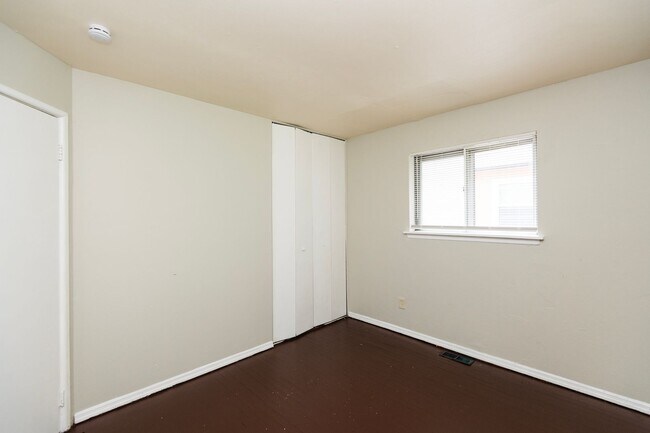 Building Photo - Lovely 3 Bedroom, 1 Bathroom Home