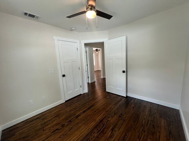 Building Photo - ANNUAL ** $1,395/month ** 3/4 Mile from Su...