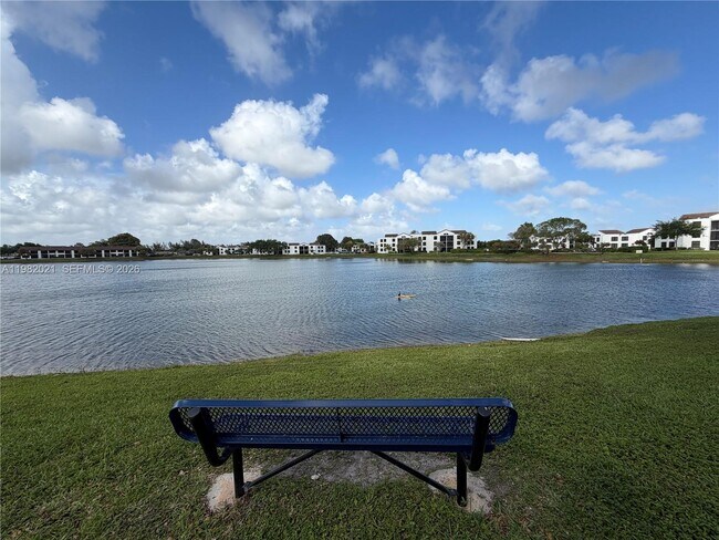 Building Photo - 206 Lake Pointe Dr