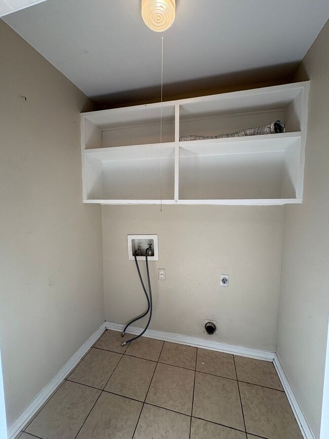 Building Photo - Huge 2 bedroom/2.5 bathroom Townhouse with...