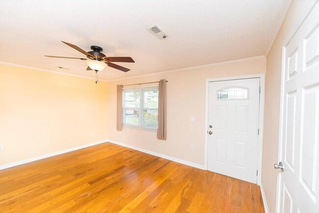 Building Photo - Garage & Yard