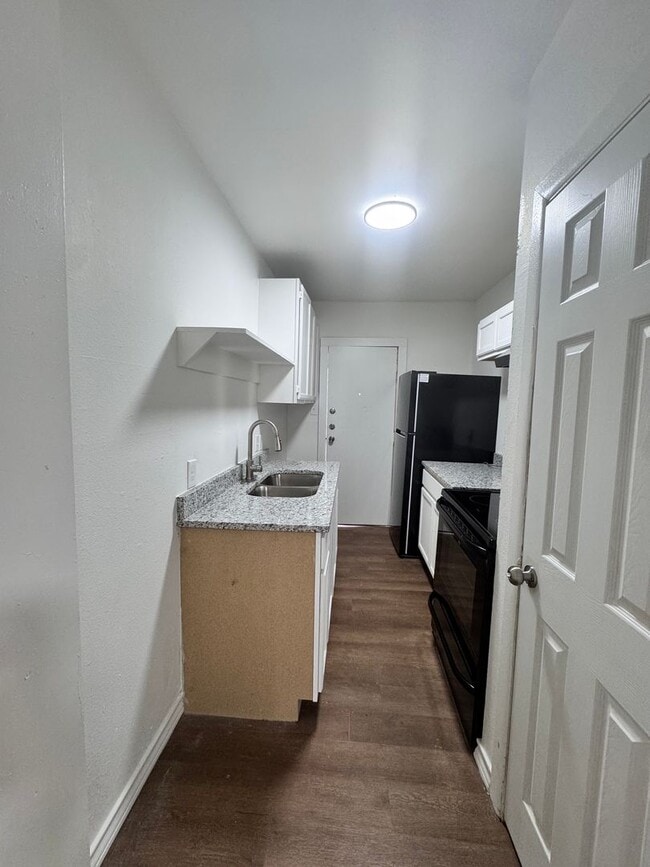 Building Photo - ONE BEDROOM APT WITH WATER PAID