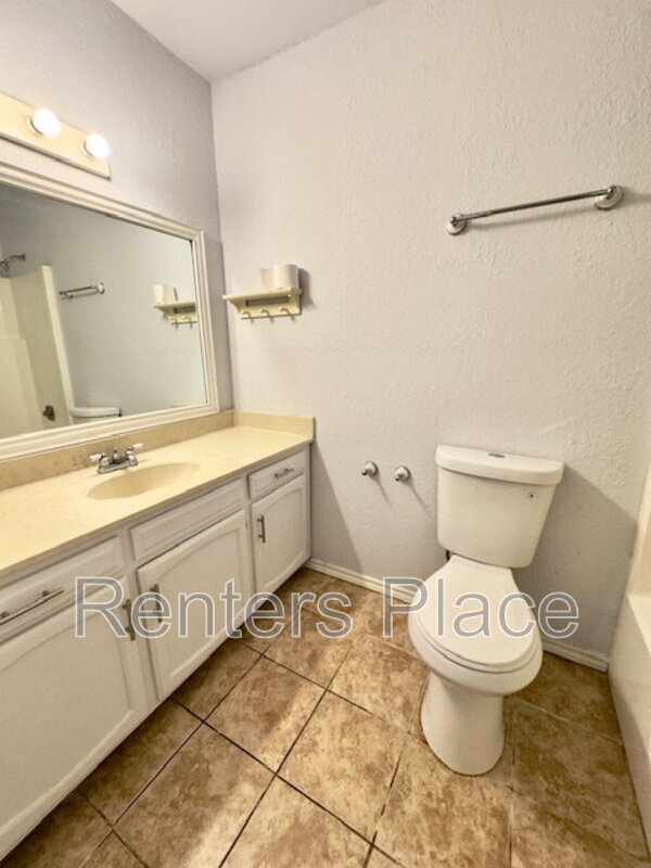 Building Photo - 212 E Austin St