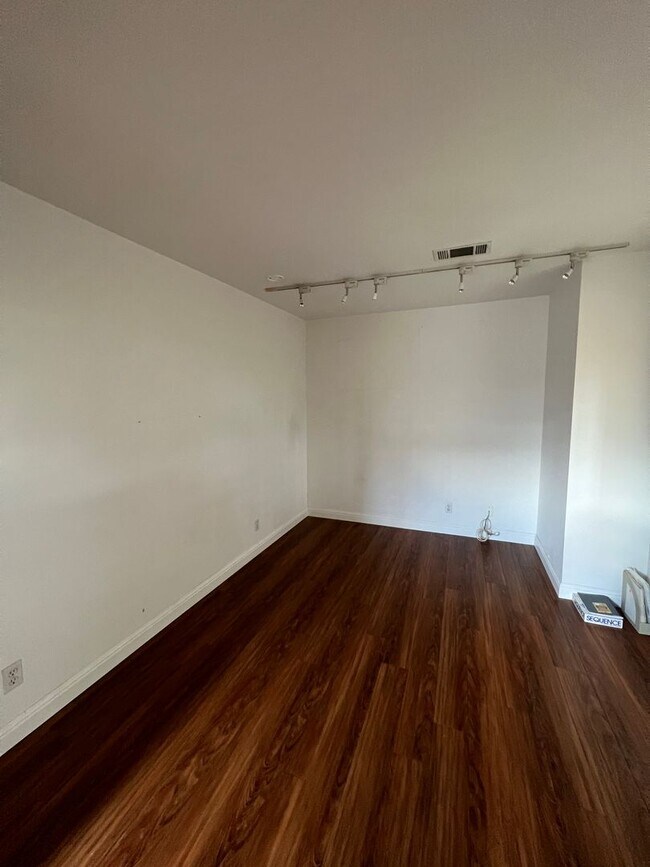 Building Photo - 5911 Golden Sunset Ct