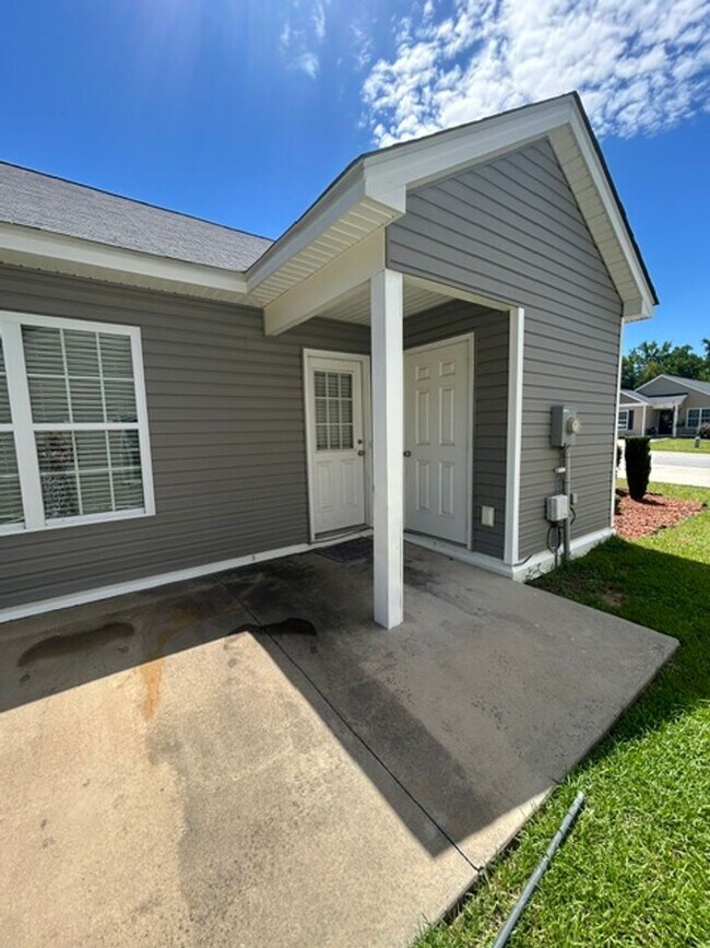 Building Photo - One Story Living 3 Bedroom 2 Bath Home