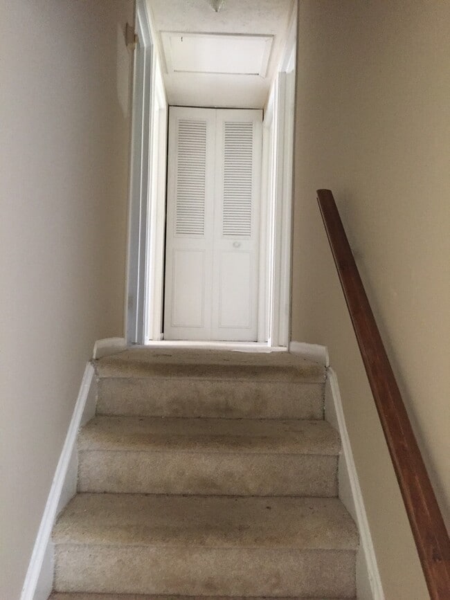 Building Photo - Charming 4 bedroom / 2 bath home waiting f...