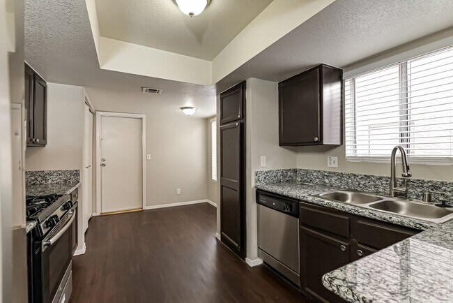 Building Photo - 1620 Lorna Dr