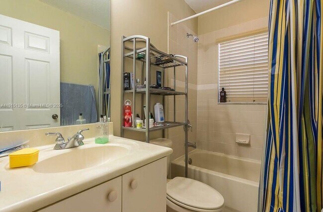 Building Photo - 1940 SE 14th Ct