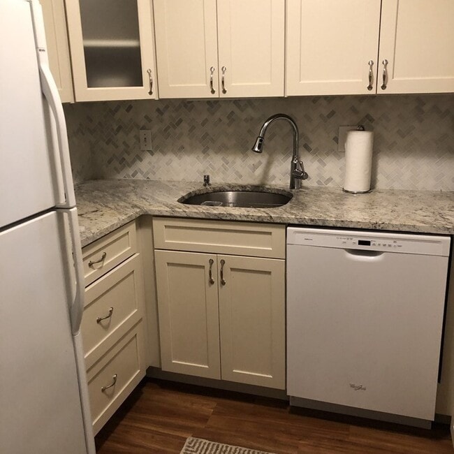 Building Photo - 685 Oak St