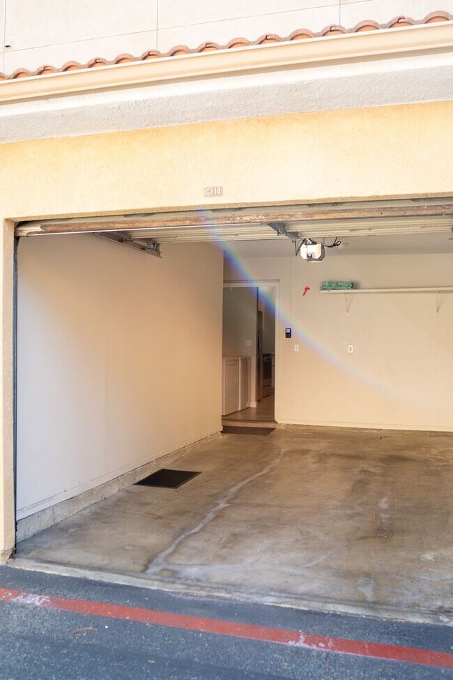 Building Photo - Ground floor spacious 2 Bedroom Condo near pool and gym