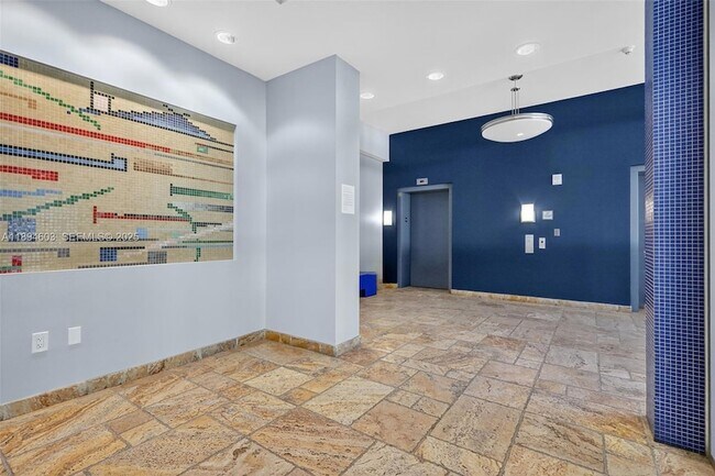 Building Photo - 2021 SW 3rd Ave