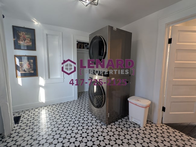 Building Photo - Beautiful And Spacious 3 Bedroom Home!