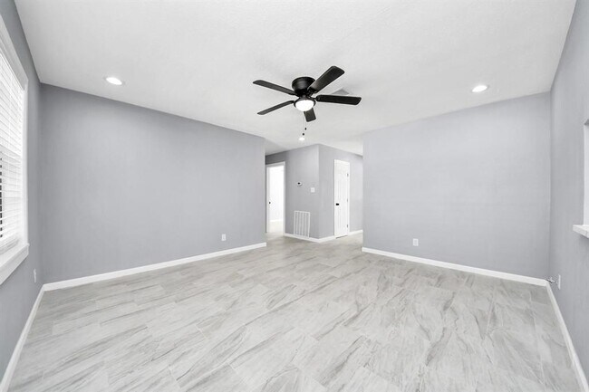 Building Photo - 5103 Karu Dr