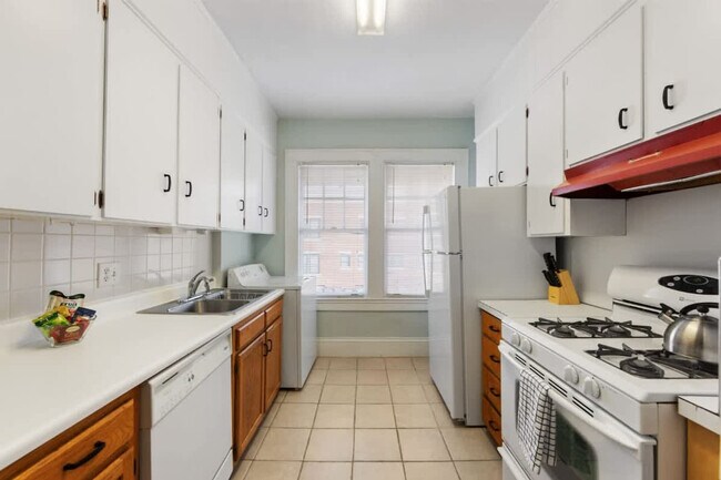 Building Photo - 536 Hawthorne Ln