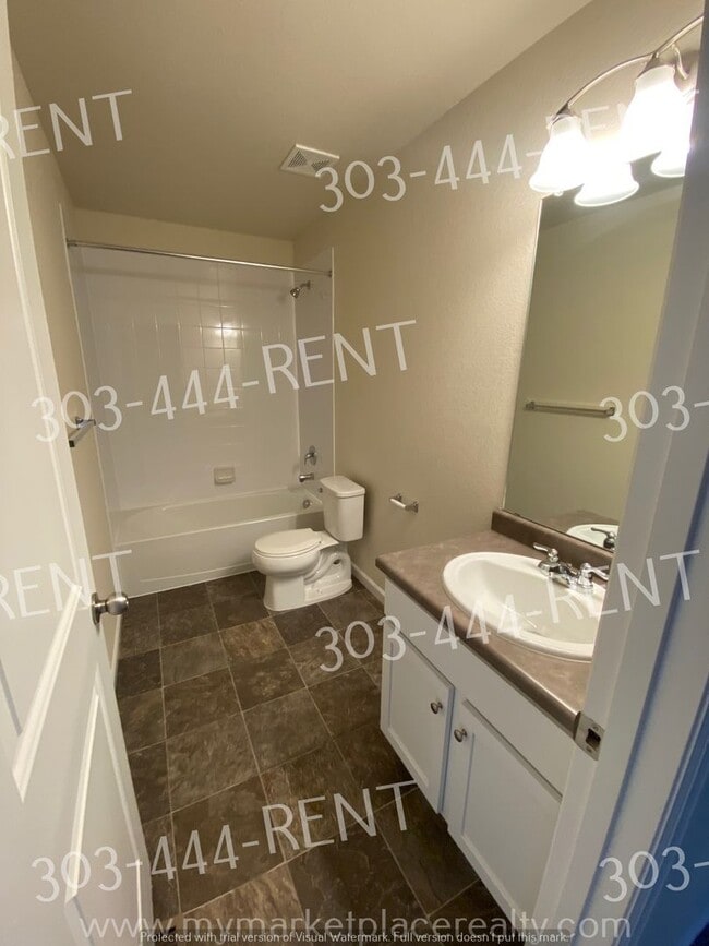 Building Photo - Beautiful & Desirable Golf Course Community!