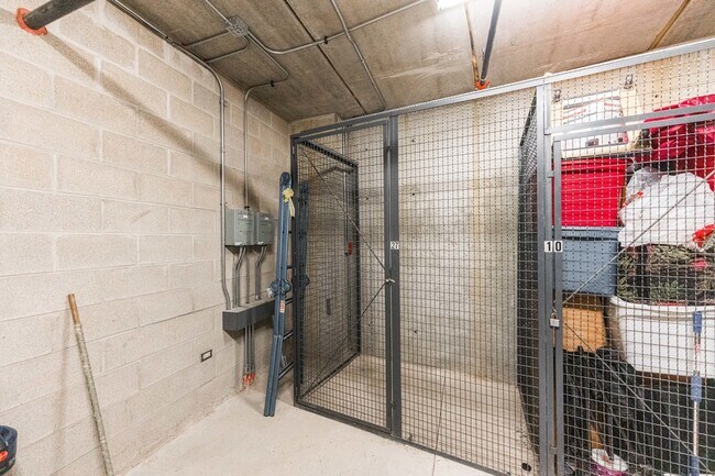 Building Photo - 125 Lakeview Dr