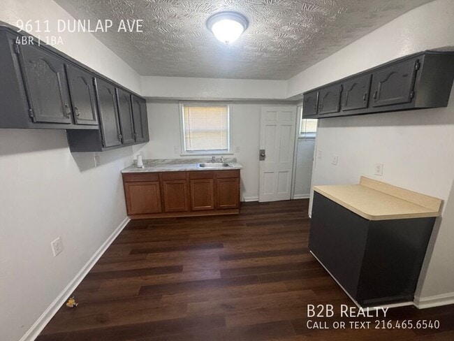Building Photo - 9611 Dunlap Ave