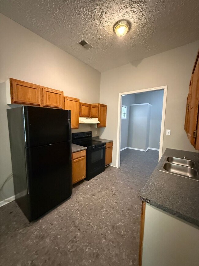Building Photo - 3-BED 1-BATH SINGLE FAMILY HOME