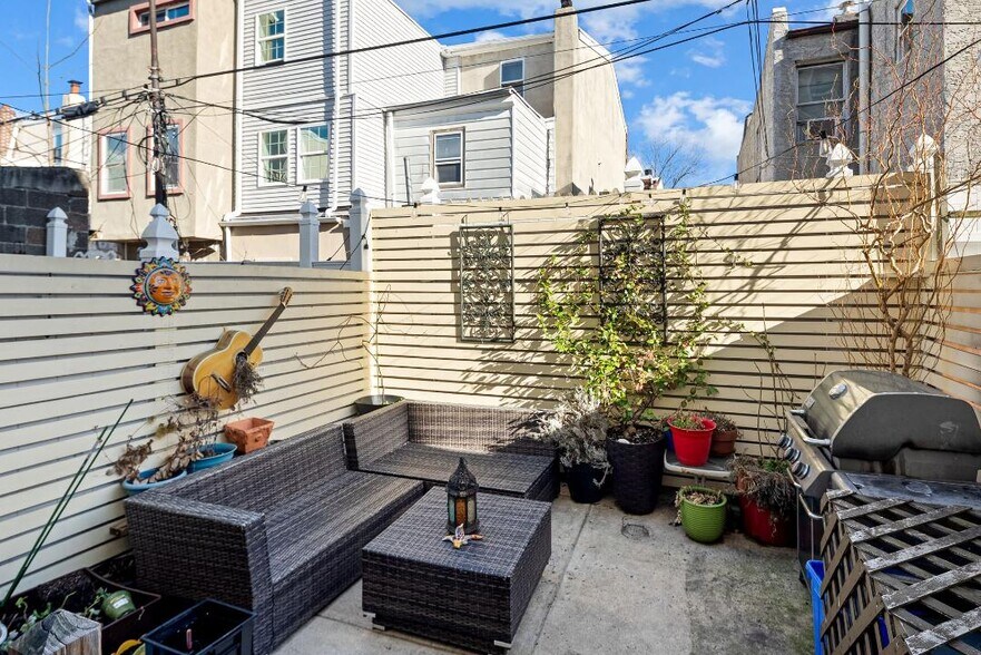 Building Photo - 525 Titan St