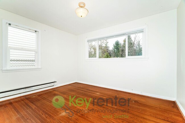 Building Photo - Stylish Three Bedroom Retreat with fully fenced yard and storage!