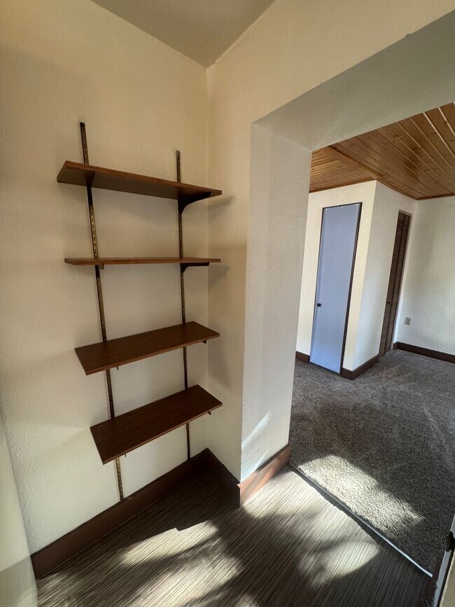 Building Photo - Cave Ave